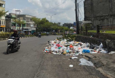 Tumpukan Sampah di Tengah Kota 