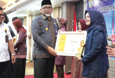 Pjs. Gubernur Sudirman Serahkan Anugerah Penghargaan Produktivitas Siddhakarya