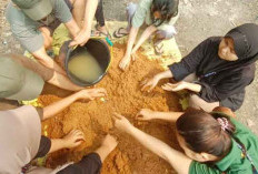 Mahasiswa Unja Latih Pembuatan Pupuk Serbuk Kayu 