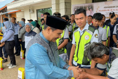 Berbagi Berkah, SAH Beri Santunan Buat Penyapu Jalan dan Porter Bandara