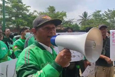 Tuntut Kebijakan Aplikator Puluhan Driver Online Geruduk Kantor Grab Jambi