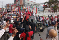 Ribuan Pendukung Meriahkan Pendaftaran Ahmadi-Fery di KPU Sungai Penuh