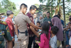 Pj Bupati Muaro Jambi Bachyuni Salurkan Bantuan ke Warga