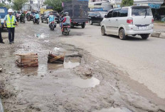 Penyebab Kemacetan dan Kecelakaan Lobang Dalam dan Tergenang di Jalan Pattimura 