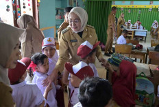 Siswa SDN 212 Sumringah pada Hari Pertama Masuk Sekolah di Gedung Sendiri