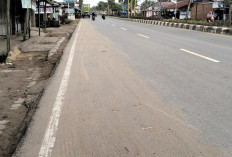 Pasir Berserakan Sepanjang Jalan Lintas Timur, Pengguna Jalan Terganggu