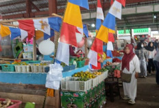 Pedagang Pasar Tradisional di Kota Jambi Hiasi Lapak dengan Bendera Merah Putih